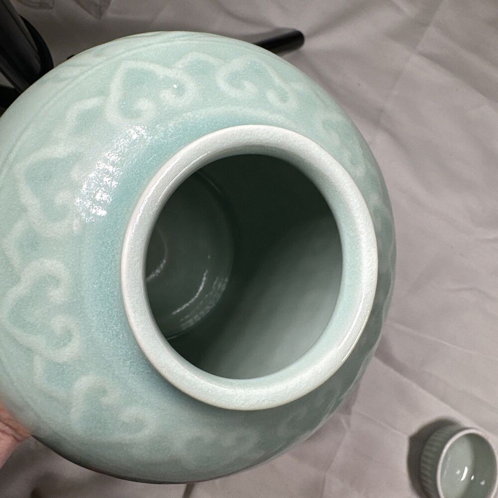 Vintage Chinese Celadon Green Porcelain Ginger Jar Lotus Motifs With Lid - Picture 10 of 16